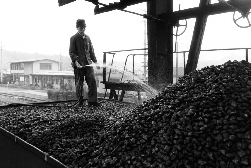 石炭に散水する